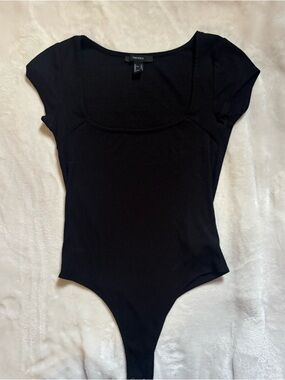 Forever 21 Black Scoop Neck Cap Sleeve Bodysuit – Seam Detail